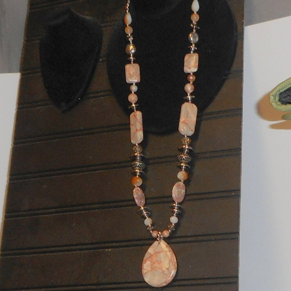 necklace with LARGE PENDANT,   pendant has veins, necklace sparkles.
